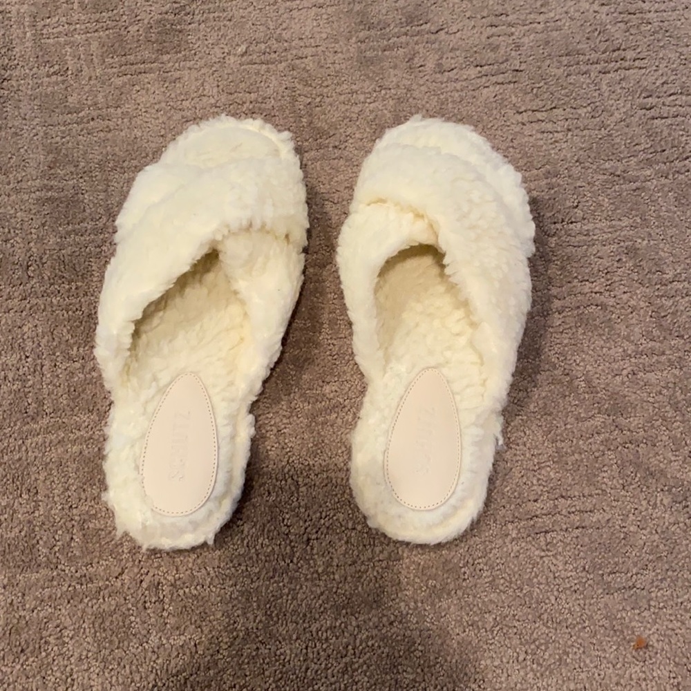 NEW in box adorable comfy cozy fur slippers